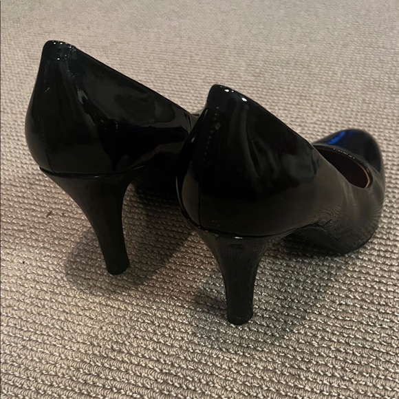 Sofft Women's Black Almond Toe Patent Leather Heels - Picture 3 of 6